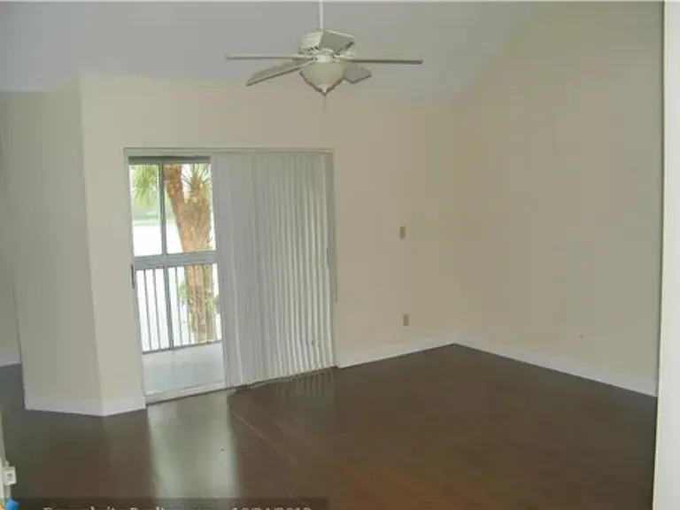 716 NW 92nd Ave — Photo 4