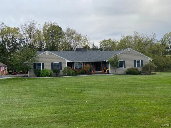 8 Thornwood Ln, Manlius, NY 13104