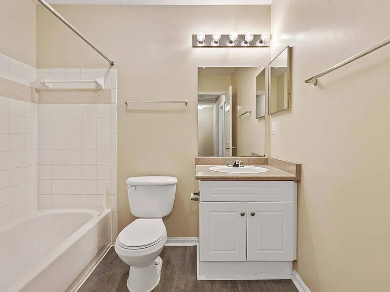 Alexander Crossing Apartments & Townhomes — Photo 22