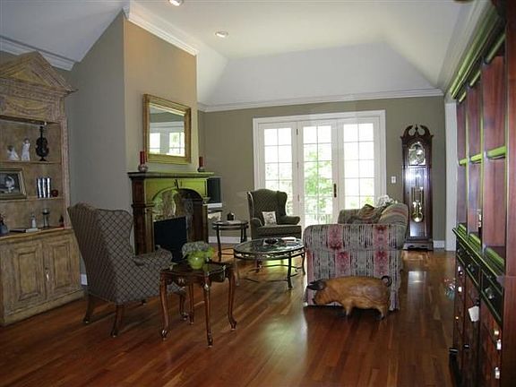 3rd image of 586 Wharton Dr
