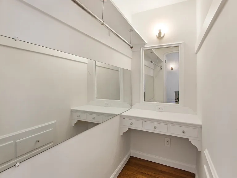 Four Gables Apartments — Photo 16