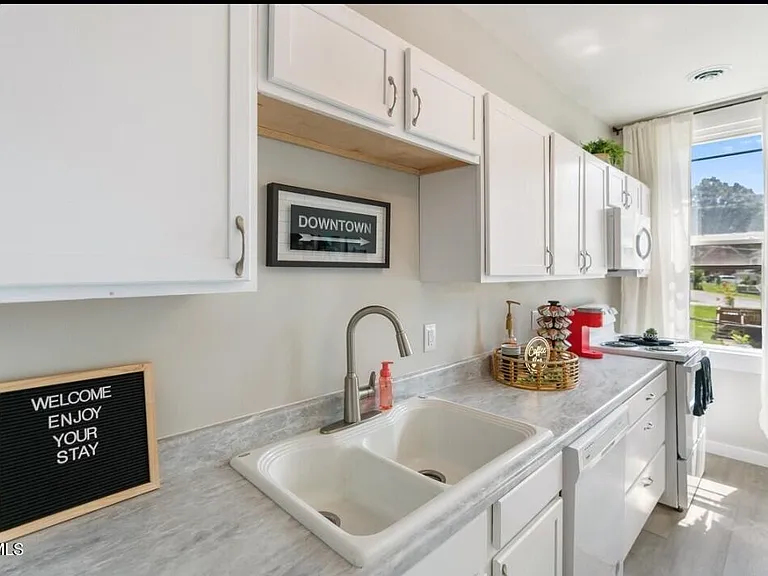 313 S Cutler St — Photo 9