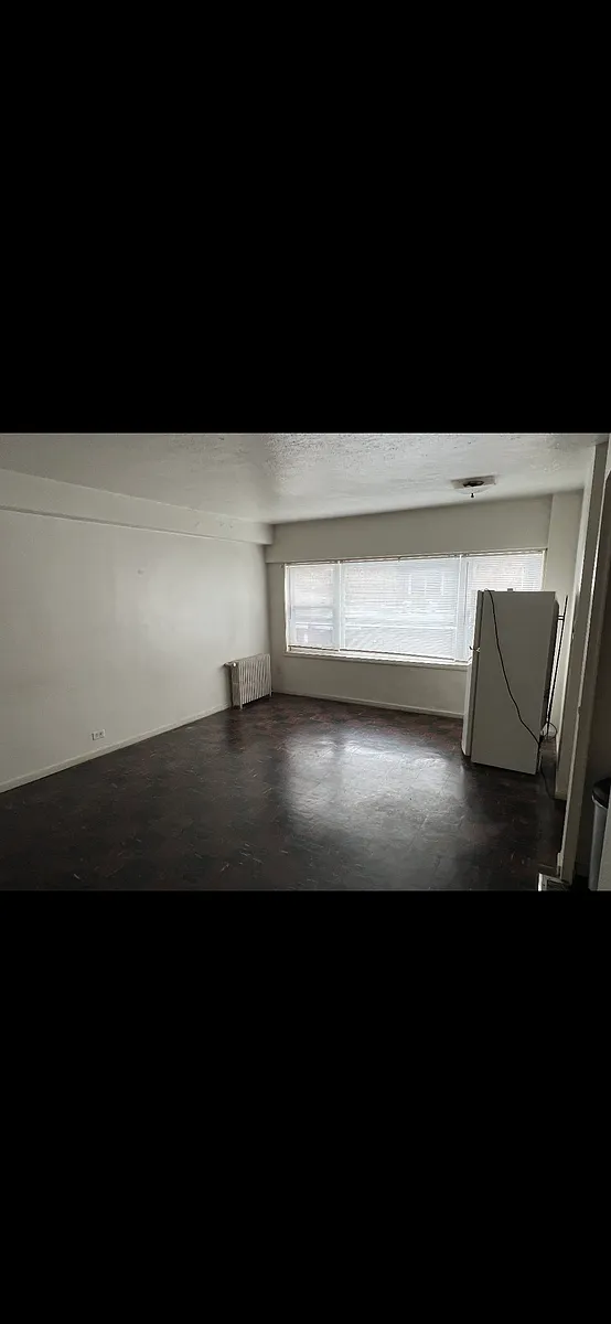 Building Photo - 7327 N Rogers Ave #302