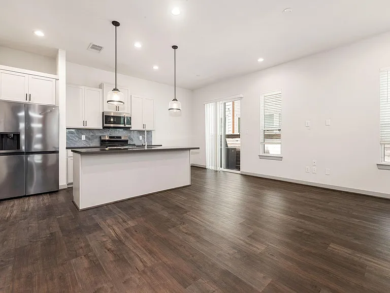 725 N Emile St — Photo 8