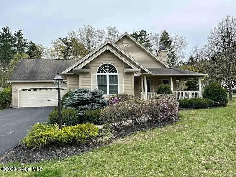2nd image of 2 Woods Edge Court