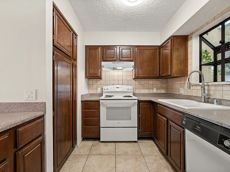 Cloverleaf Apartments — Photo 9
