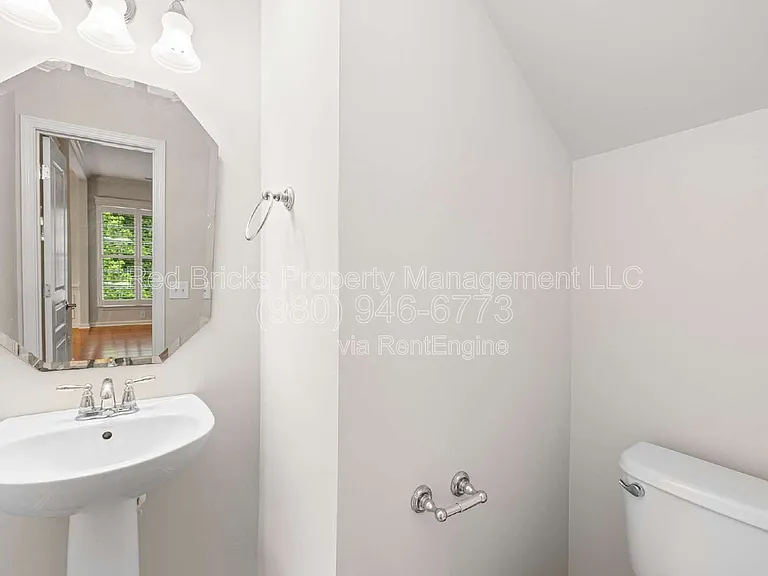 15426 Canmore St — Photo 9