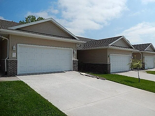 607 S Cherry Lane — Photo 3