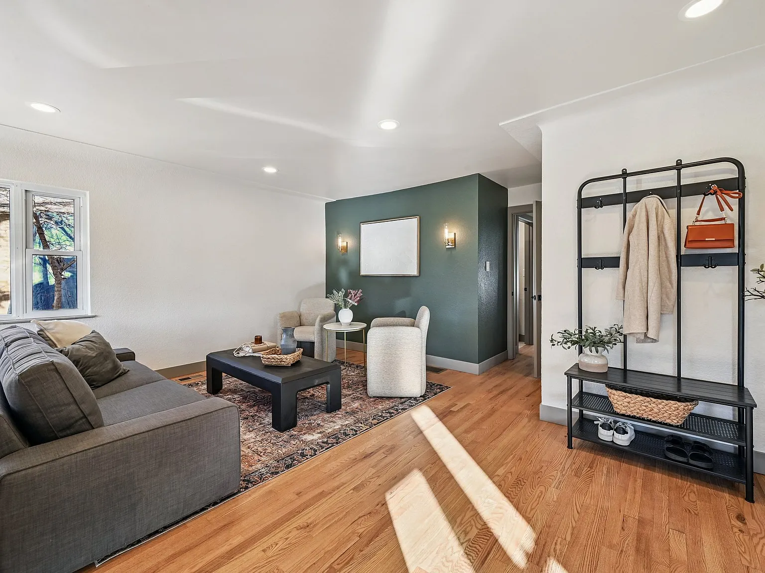 4 bed, 1985 sqft, $3,300 — Photo 2