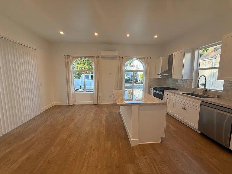 1332 S Burnside Ave — Photo 8