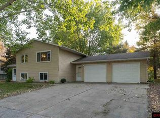 1728 Riggs Rd, Saint Peter, MN 56082