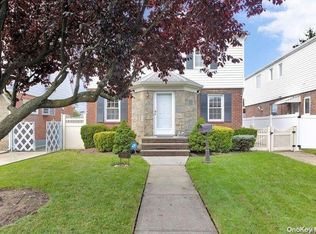 5806 215th St, Oakland Gardens, NY 11364
