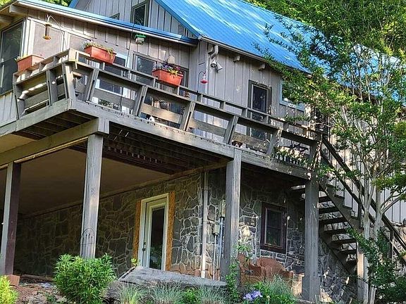 4th image of 814 Laurel Lake Cir