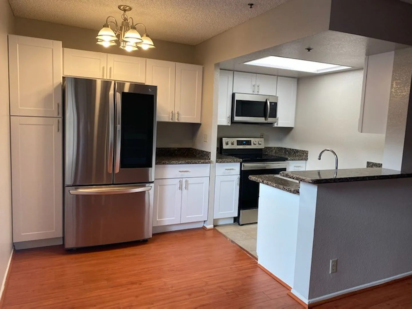 Russell Court Apartments — Photo 1