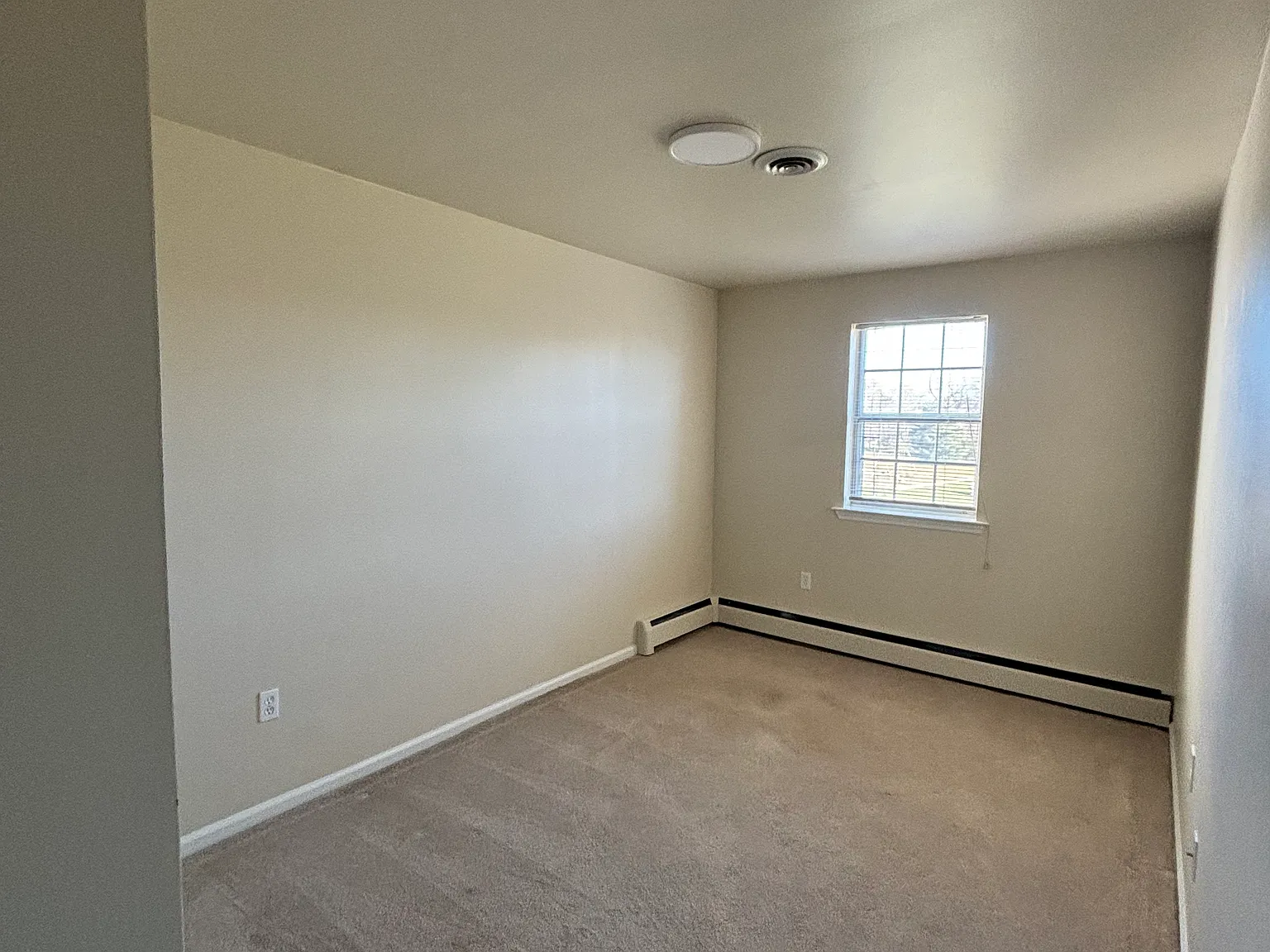 3 bed, 1.5 bath, 2000 sqft, $2,600 — Photo 3