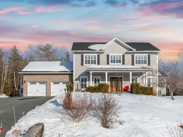 93 Canterbury Ln, Fall River, NS B2T 1A4