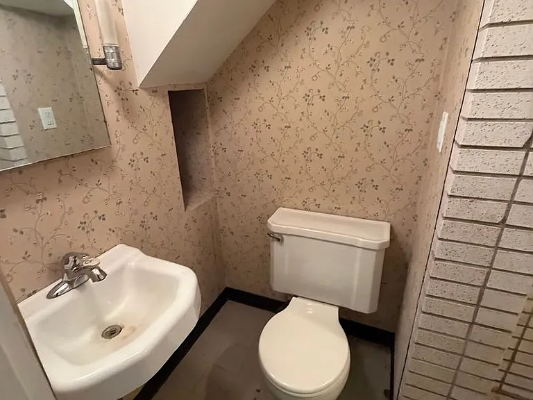 821 Lorane Rd — Photo 10