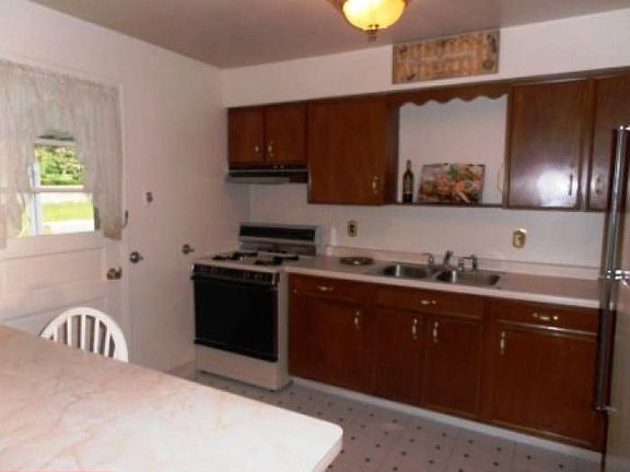 Kitchen w/ Peninsula