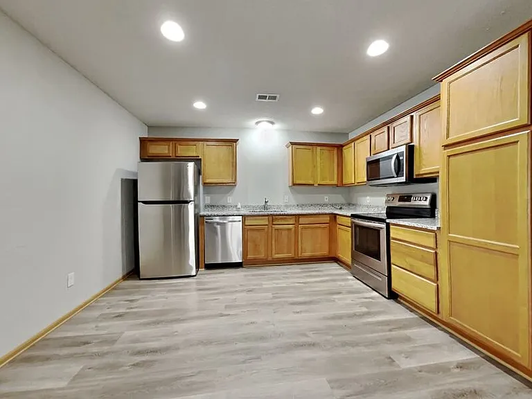 400 NW Woodbury Dr — Photo 5