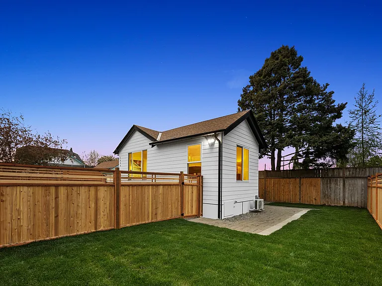 1624 Hoyt Ave — Photo 3