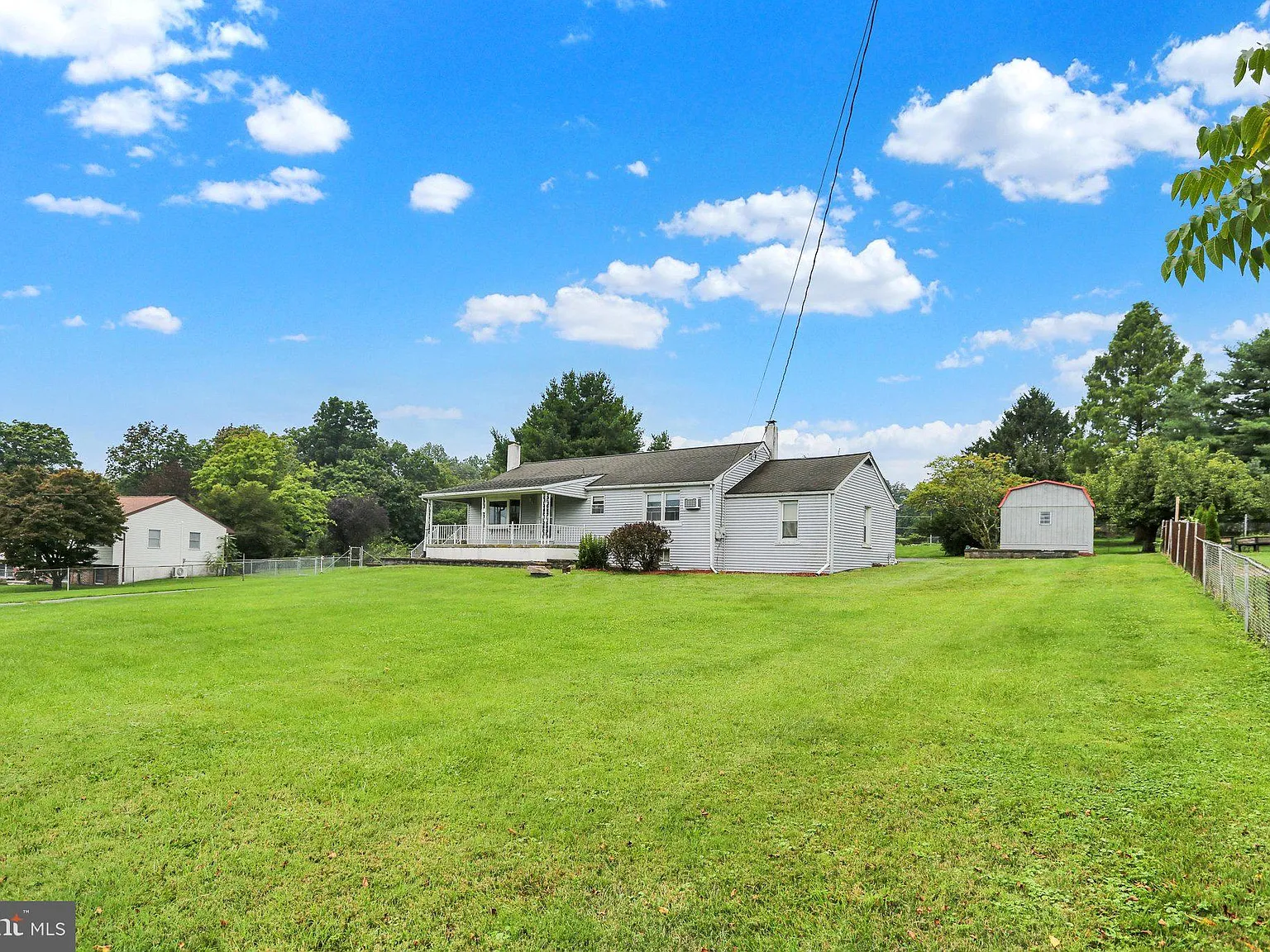 3 bed, 1.0 bath, 1056 sqft, $1,850 — Photo 3