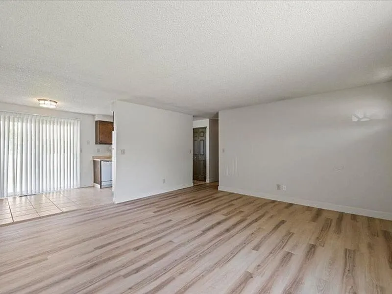 3 bed, 1.0 bath, 1008 sqft, $2,100 — Photo 3