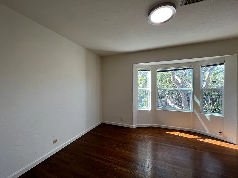 2541-2569 Le Conte Ave — Photo 32
