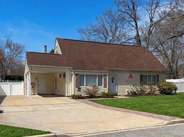 4 Erlwein Court, Massapequa, NY 11758