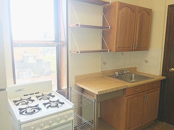 5th image of 327 Bedford Ave APT 2F