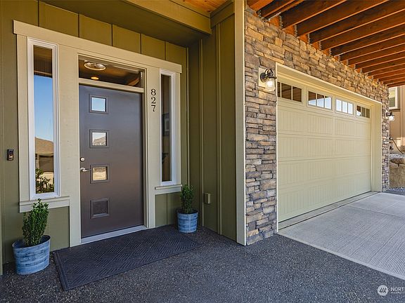 3rd image of 827 Blackwood Court
