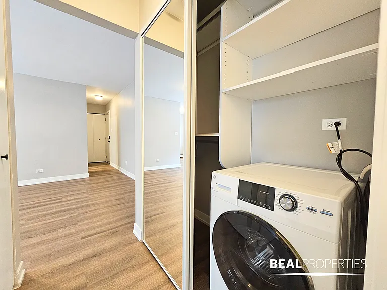 528 W Oakdale — Photo 29