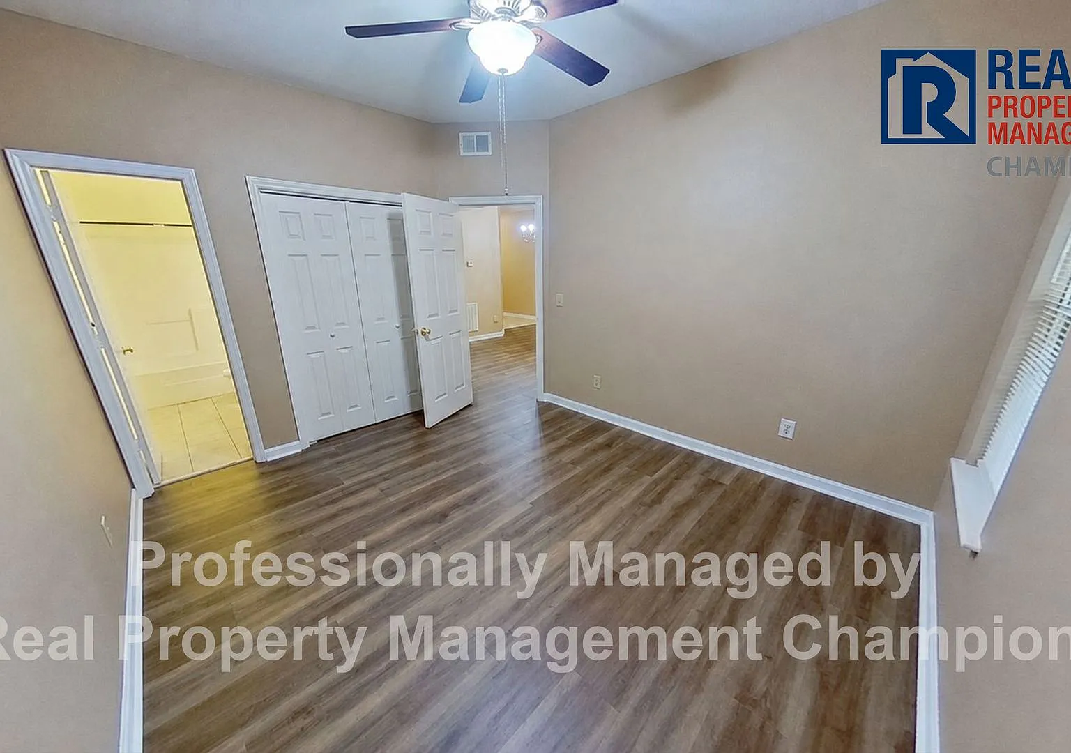 Charming Ground-Floor 2BD/2BA Fireplace, Private Patio & Pool — Photo 4