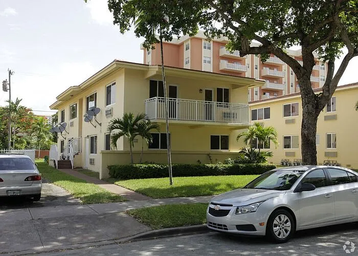 2 bed, 1.0 bath, 660 sqft, $2,398 — Photo 2
