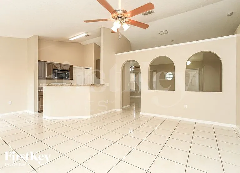 205 Tiffany Ct — Photo 5