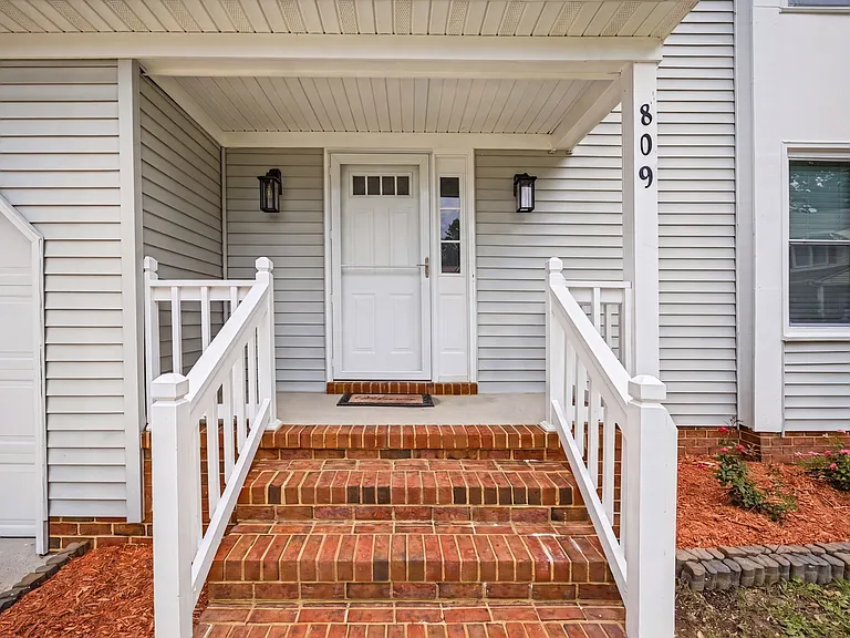 809 Bishop Ct — Photo 2