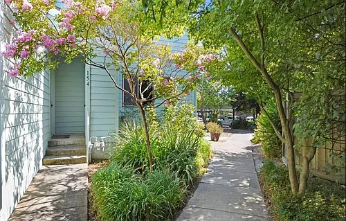 154 Courtyards E Photo 1