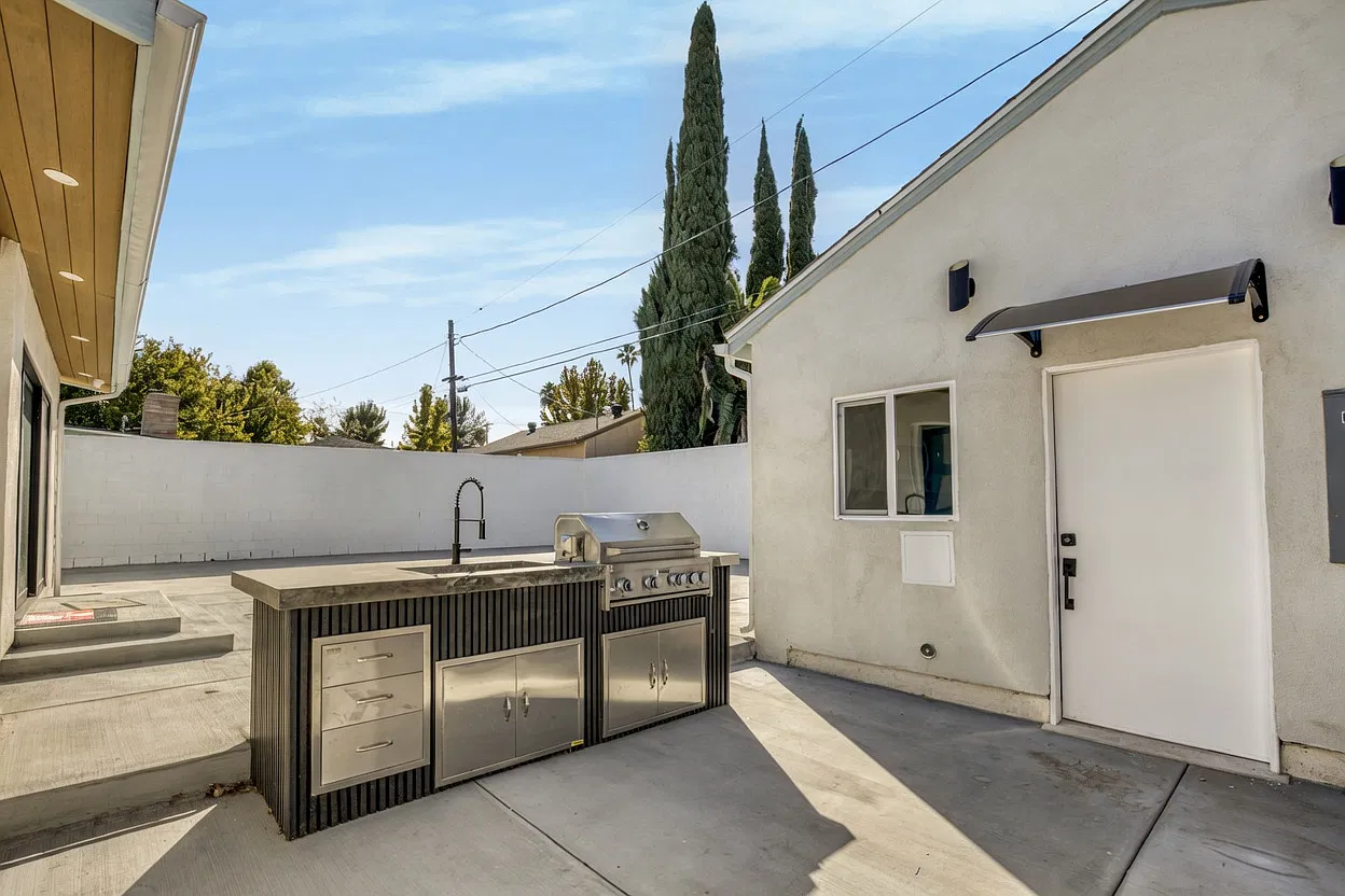 6129 Alonzo Ave — Photo 4