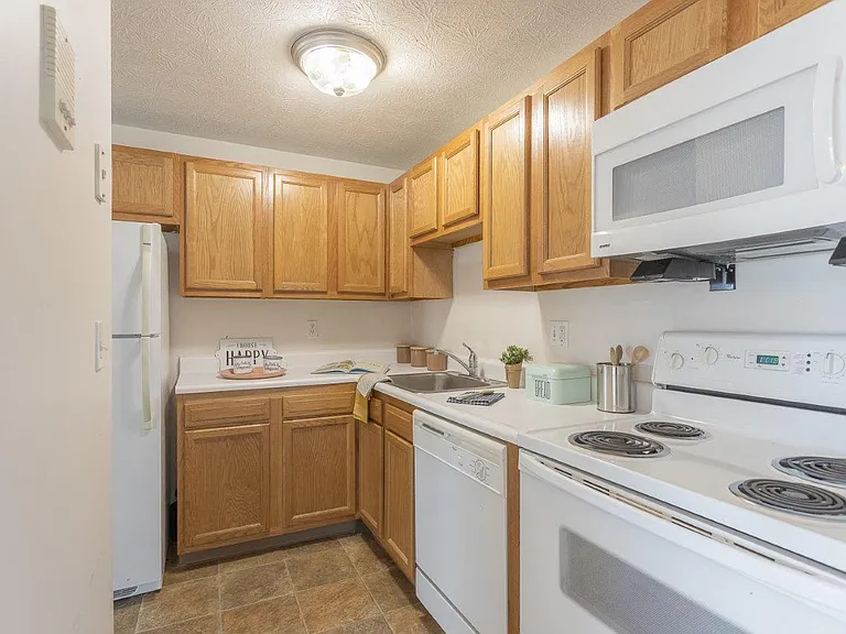 Webster Manor Apartment Homes — Photo 7