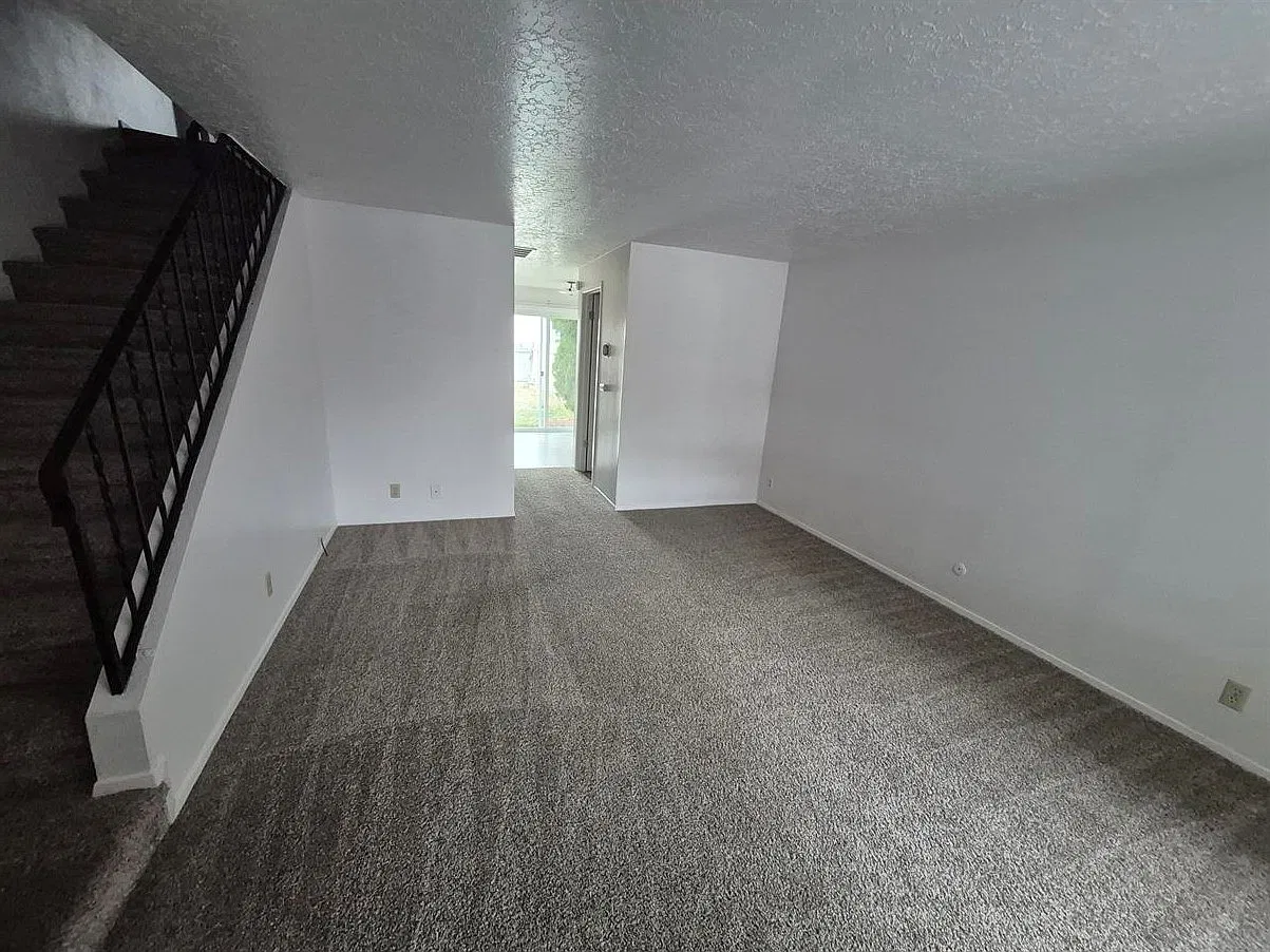 Raymond Place — Photo 1