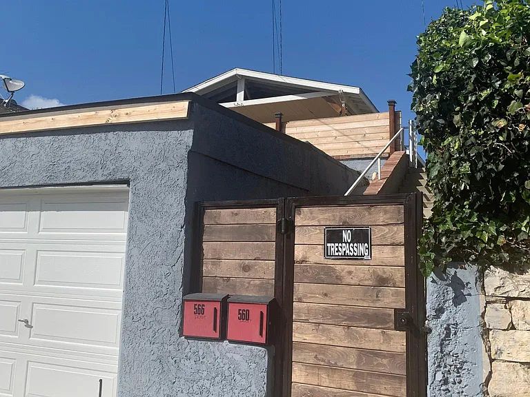 560 W Santa Cruz St — Photo 2