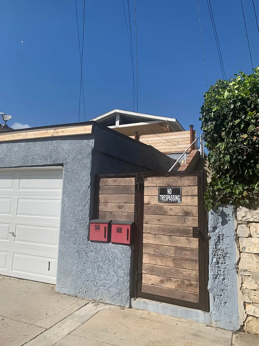Building Photo - 560 W Santa Cruz St