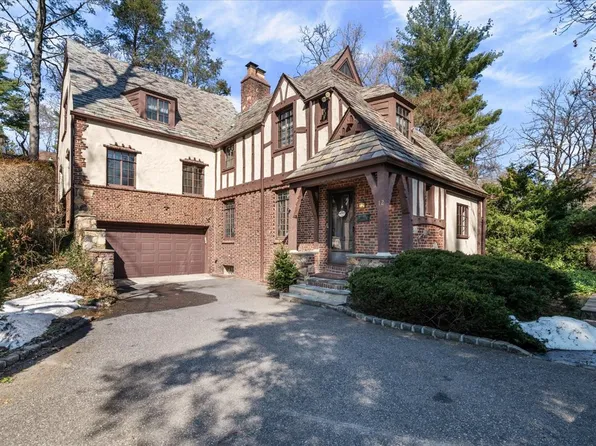 12 Hampton Rd, Port Washington, NY 11050