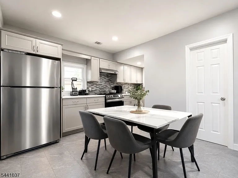 27 Honiss St #2 — Photo 3