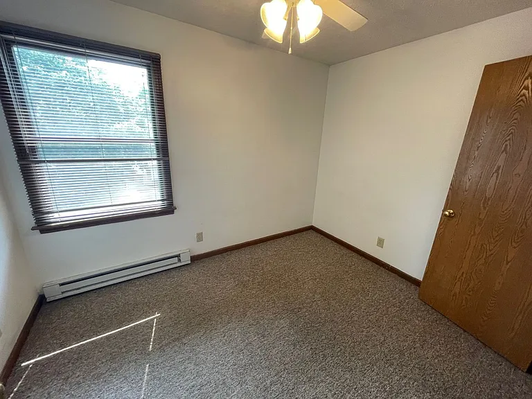 Leslie Manor Apartments — Photo 5