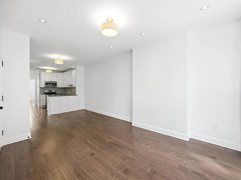 3184 Crescent St #2 — Photo 4
