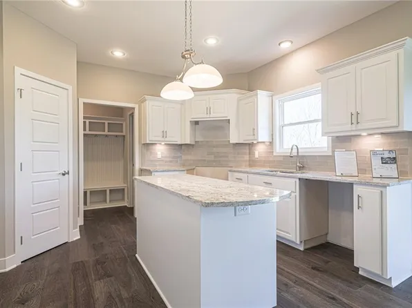 10327 N Winchester Ave, Kansas City, MO 64156