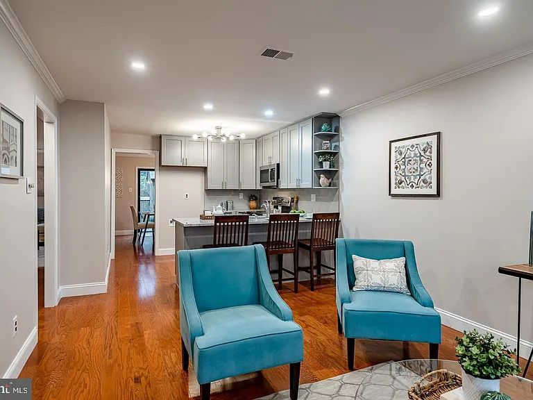 313 Albans Ct — Photo 4