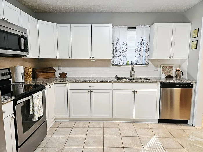 2 bed, 1.0 bath, $1,300 — Photo 2