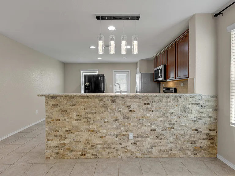 10226 Reyes Hts — Photo 6