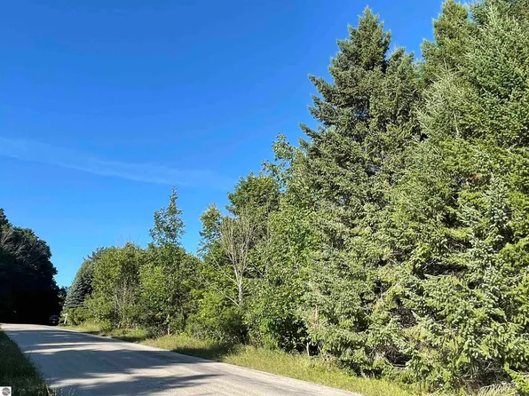 2120 Vl N, Leland, MI 49654